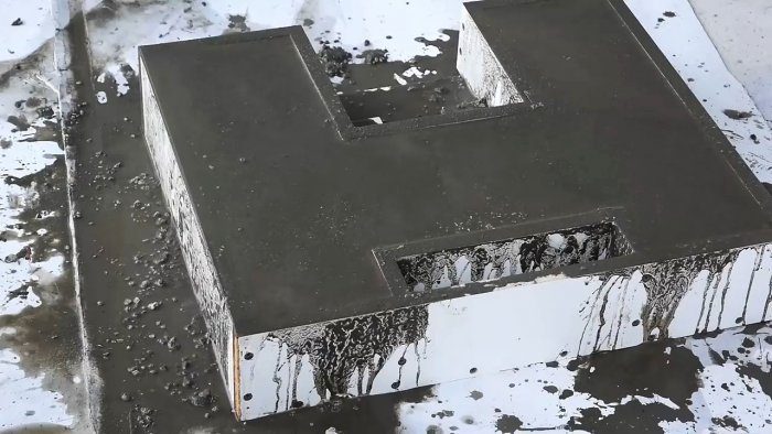 Уличная скамья из бетона и дерева
