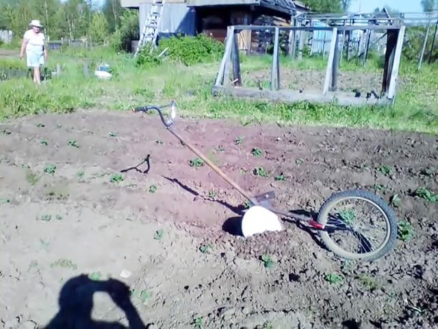 Ручной окучник картошки из старого велосипеда