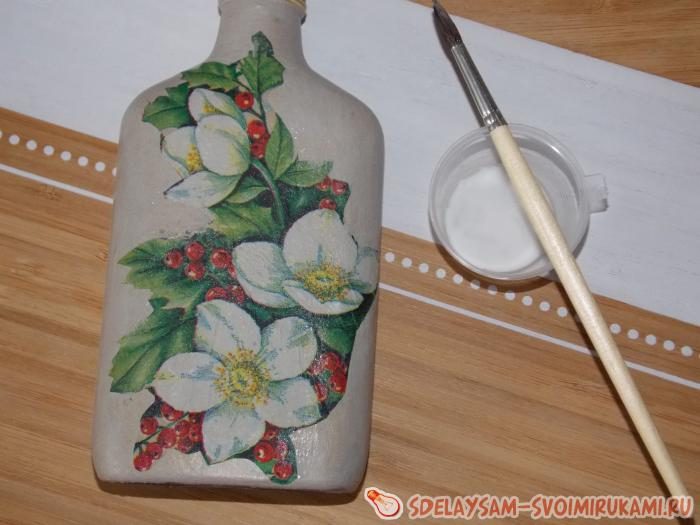 Декор бутылки в технике декупаж