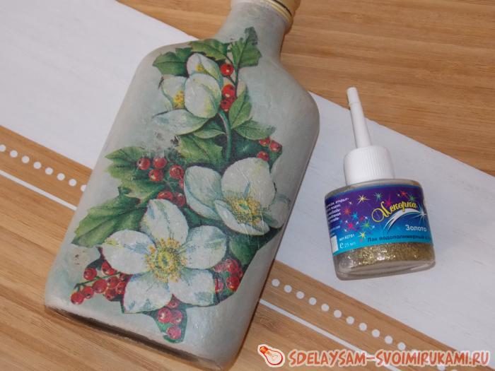Декор бутылки в технике декупаж