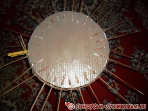 Оригинальный пуфик из газетных трубочек