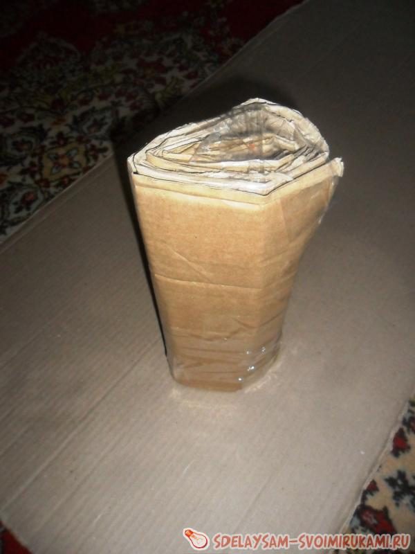 Оригинальный пуфик из газетных трубочек