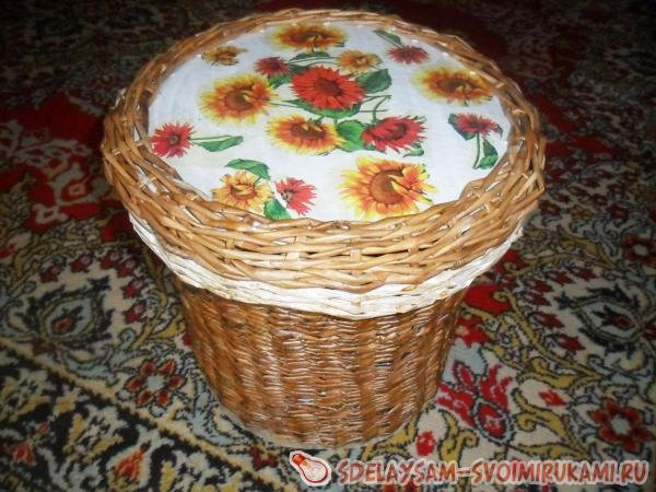Оригинальный пуфик из газетных трубочек