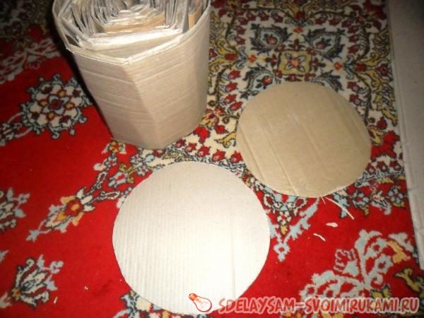 Оригинальный пуфик из газетных трубочек