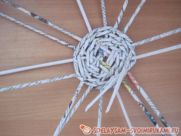 Очень красивое кашпо из газетных трубочек