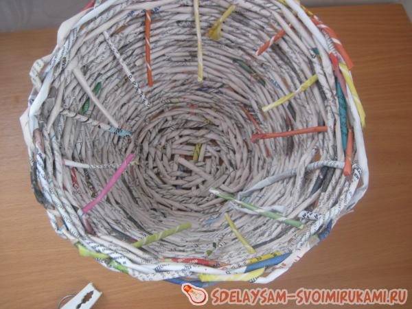 Очень красивое кашпо из газетных трубочек