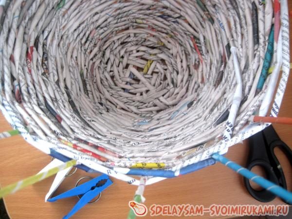 Очень красивое кашпо из газетных трубочек