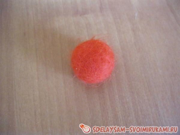 Валяем бусы из шерсти