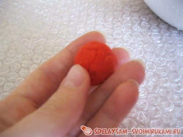 Валяем бусы из шерсти