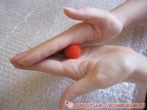 Валяем бусы из шерсти
