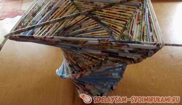 Спиральная ваза из бумажной лозы