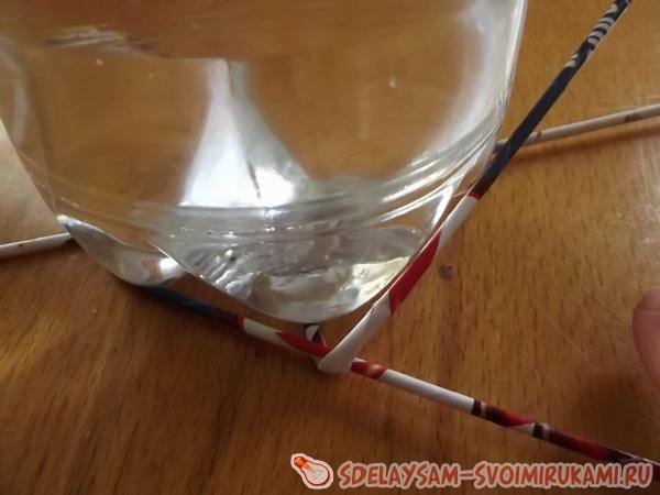 Спиральная ваза из бумажной лозы