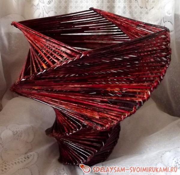 Спиральная ваза из бумажной лозы