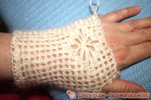 Красивые ажурные перчатки из белого козьего пуха