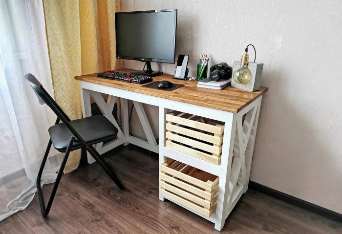 Компьютерный стол из массива
