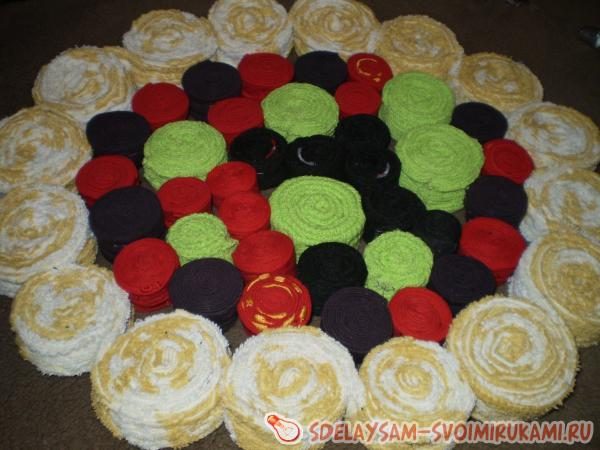 Оригинальный  коврик из старых полотенец