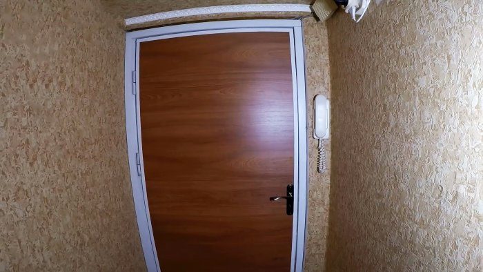 Как самостоятельно обновить старую дверь
