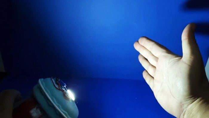 Фонарик работающий на воде