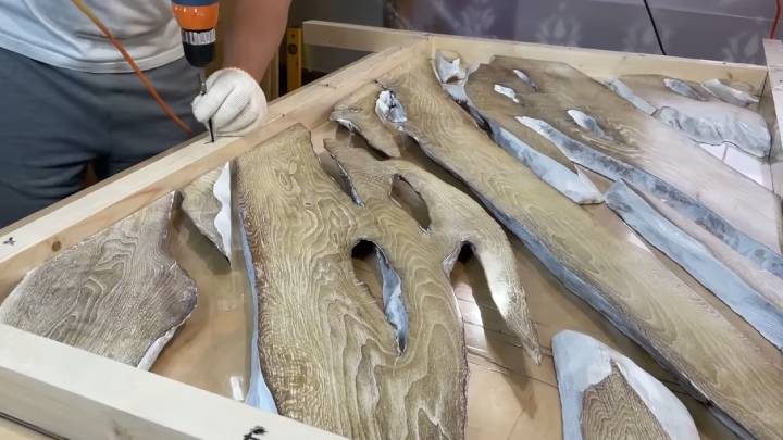 Дизайнерский столик из простых материалов