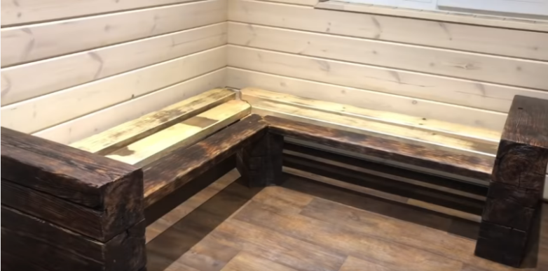 Стильный диван для дачи из остатков пиломатериалов