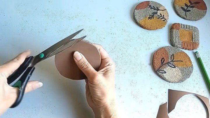 Практичное изделие из песка и клея ПВА