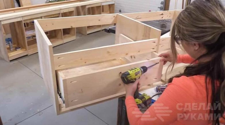 Тахта с выдвижными ящиками