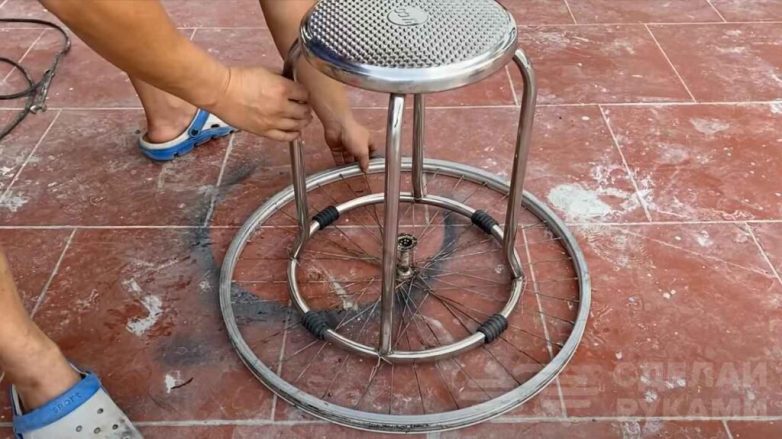 Столик из велосипедного колеса, куска ткани и цемента