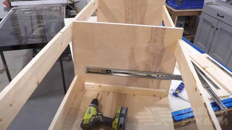 Тахта с выдвижными ящиками