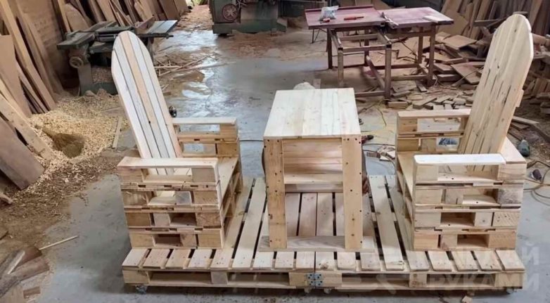 Зона отдыха из деревянных поддонов