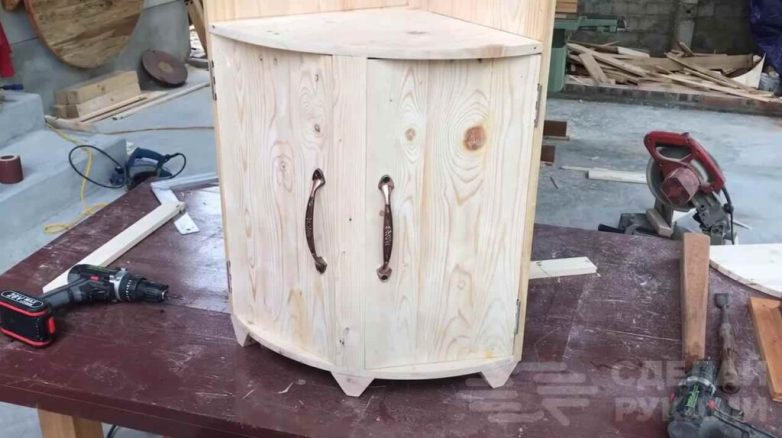 Угловая полка из деревянных поддонов