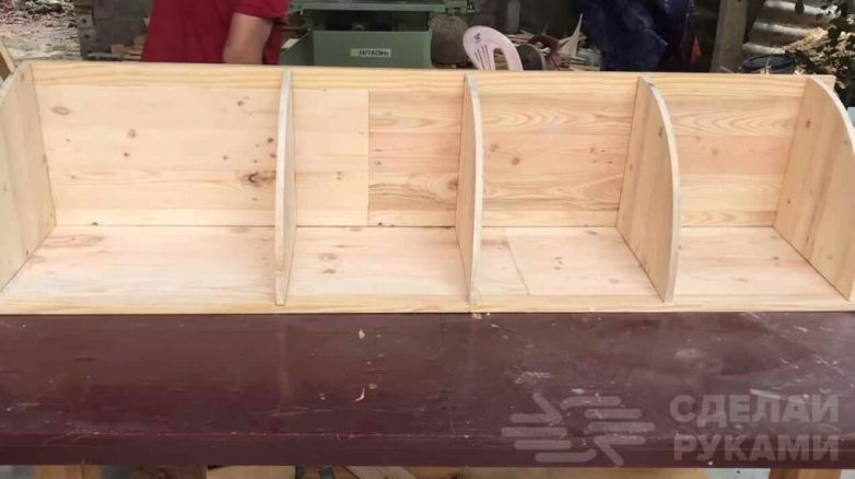 Угловая полка из деревянных поддонов