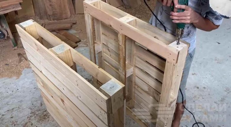 Зона отдыха из деревянных поддонов