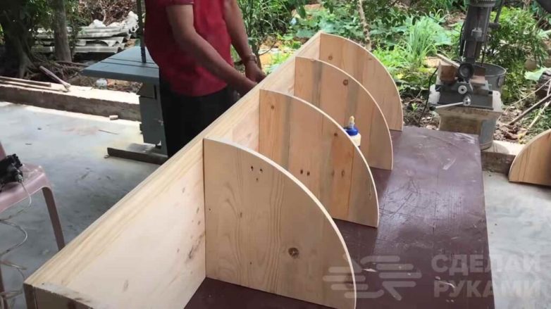 Угловая полка из деревянных поддонов