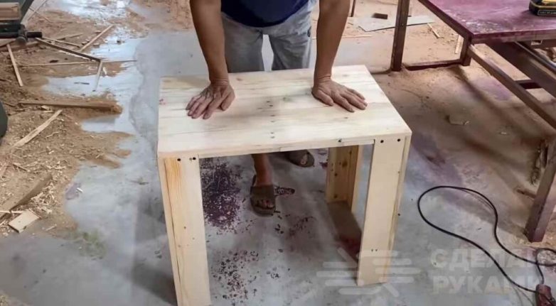 Зона отдыха из деревянных поддонов