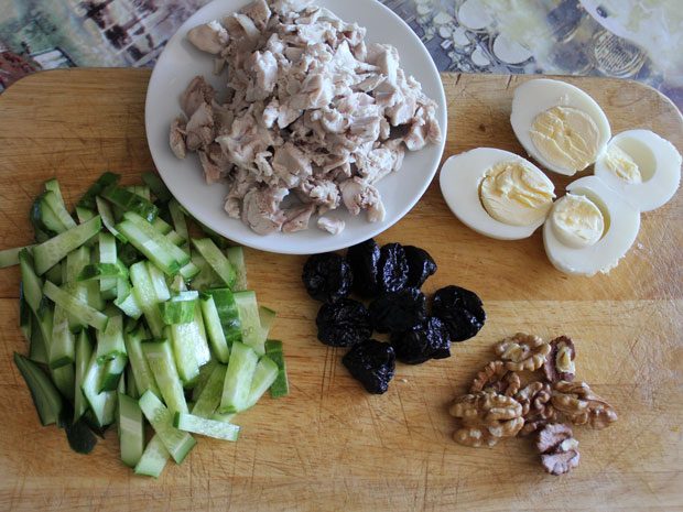 Салат курица огурец орехи. Салат с огурцом яйцами грецкими орехами черносливом. Салат чернослив курица орех огурцы. Салат курица чернослив грецкий орех яйцо огурец. Салат чернослив мясо огурец.