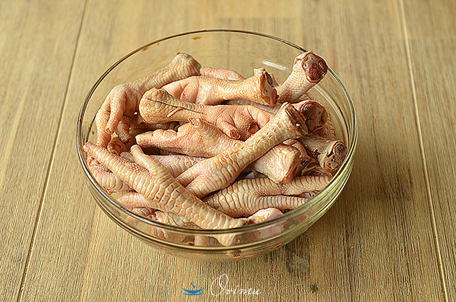 Черные куриные лапки. Куриная лапка с накрашенными ногтями. Черные куриные лапки. Куриные лапки в соусе. Черные куриные лапки.