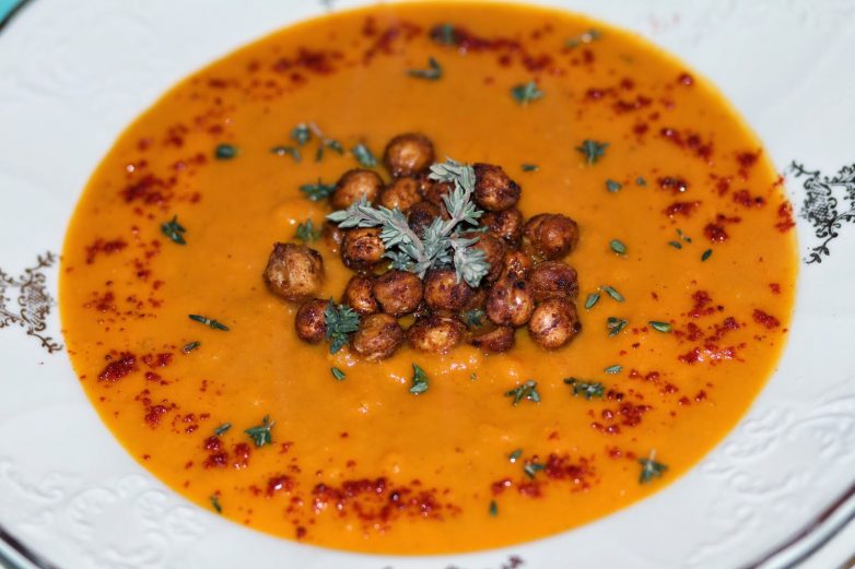 Морковно - имбирный крем суп с острым хрустящим нутом