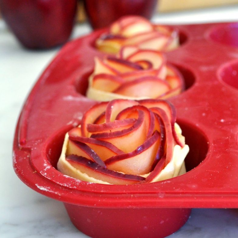 Красивый десерт &quot;Яблочные розы&quot;