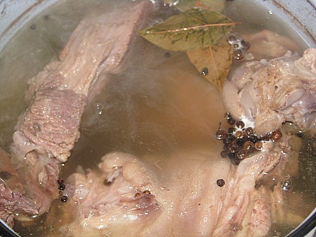 Прессованное мясо из рульки