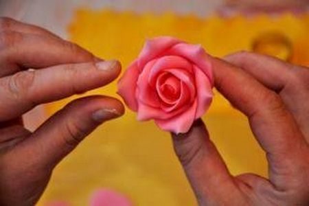Розы из марципана для украшения торта