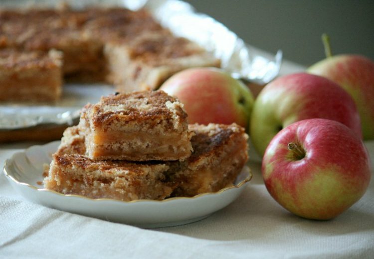 Простой насыпной пирог с яблоками