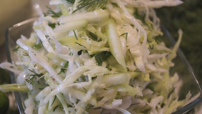 Легкий салат из капусты с кабачком за 10 минут!