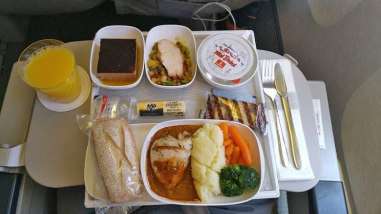 Куда девается самолетная еда, которую не съели?