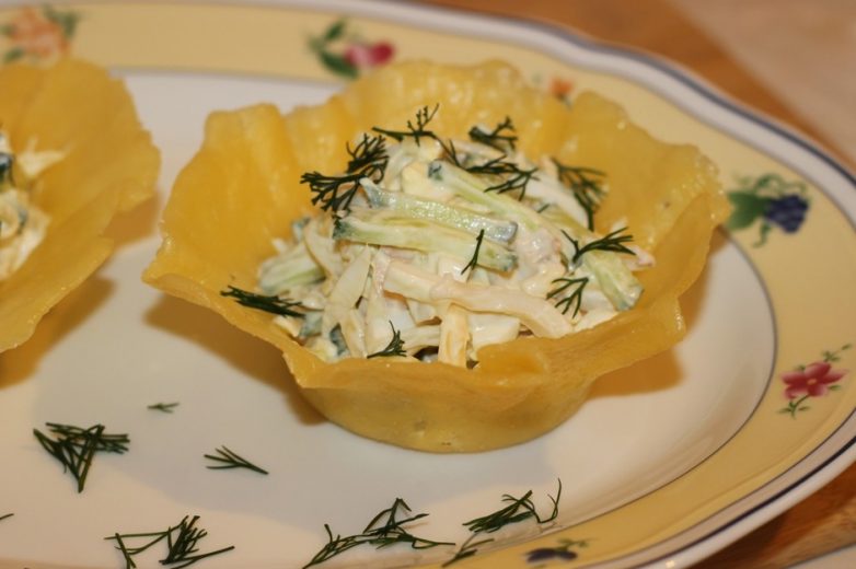 Салат из кальмаров в сырных корзиночках