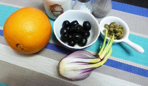 Средиземноморский салат с апельсинами, маслинами и каперсами