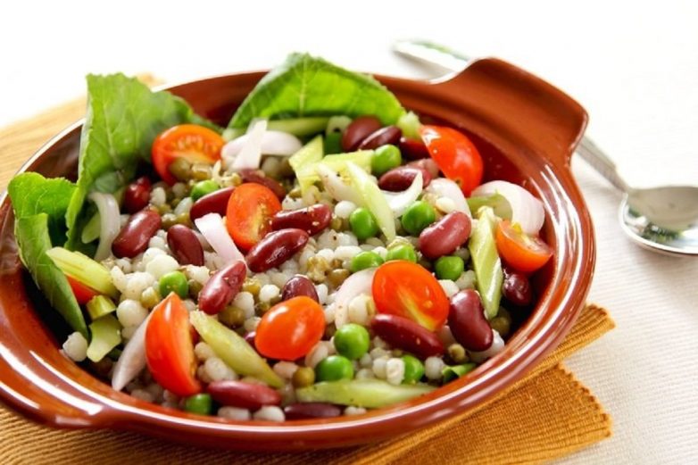Постный салат с фасолью как альтернатива оливье