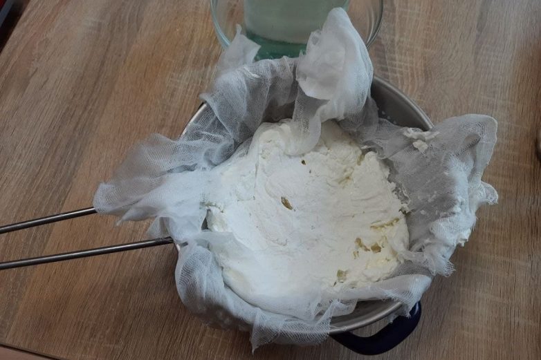Простой рецепт творожного сыра из кефира