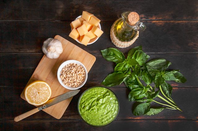 7 рецептов соусов и заправок из зелени на зиму
