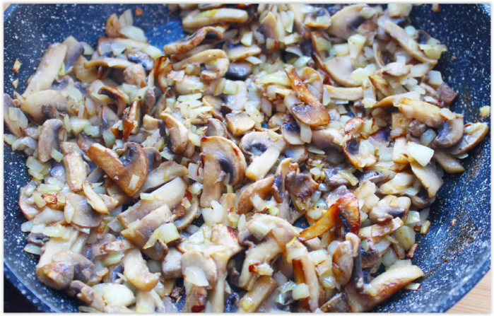 Быстрый картофельный пирог с грибами и луком на сковороде