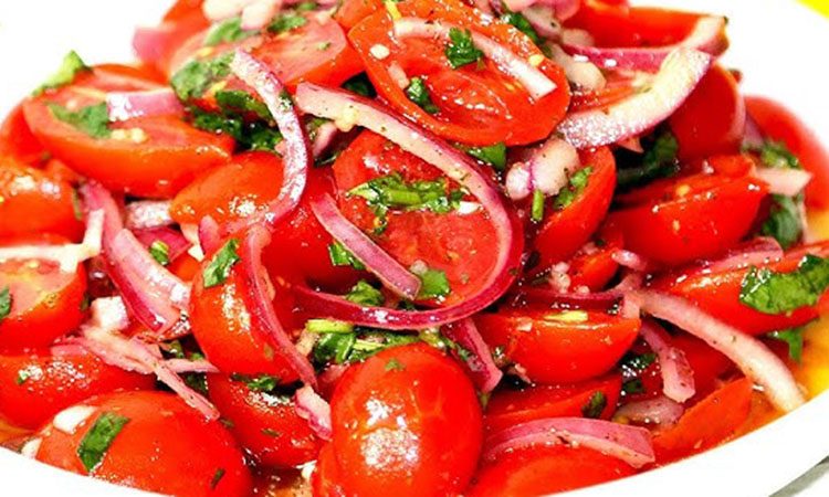 Салат из помидоров и лука: секрет в особом маринаде!